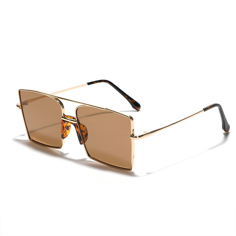 Dame elegant kvadratisk solbrille med moteriktige aksenter Luvikno