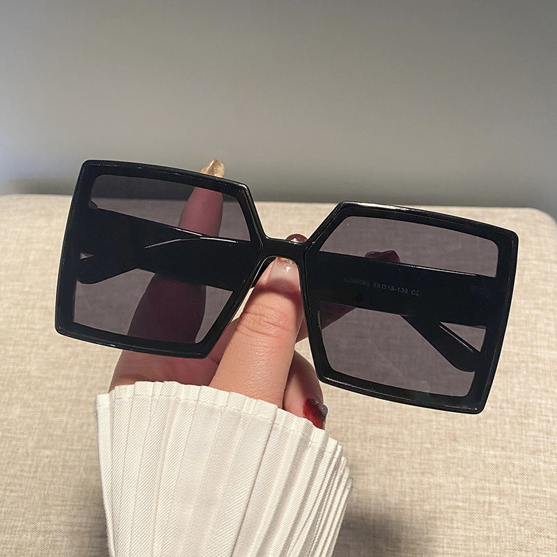 Dame kvadratisk solbrille med robust ramme og stillegant design Luvikno