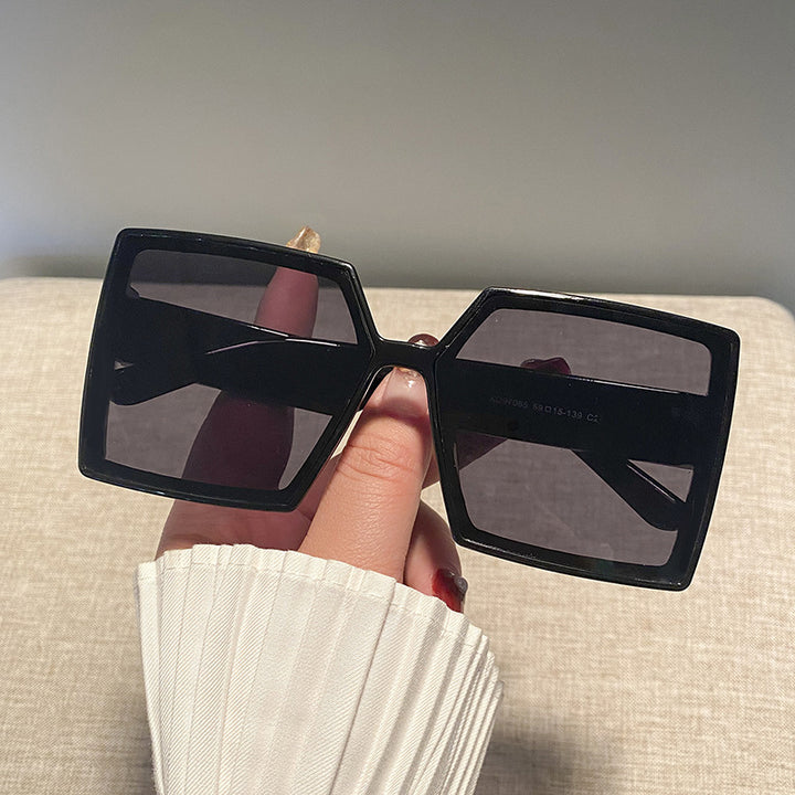 Dame kvadratisk solbrille med robust ramme og stillegant design Luvikno
