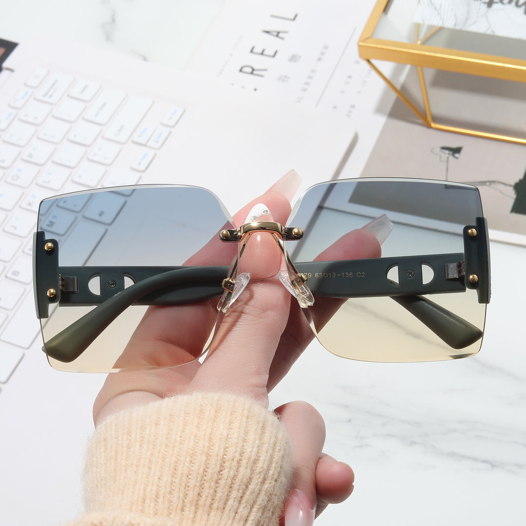 Damer Høyverdig rektangulær solbrille med stilfull metallramme Luvikno