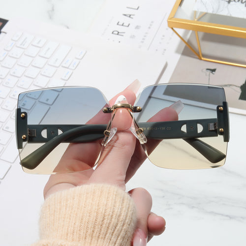 Damer Høyverdig rektangulær solbrille med stilfull metallramme Luvikno