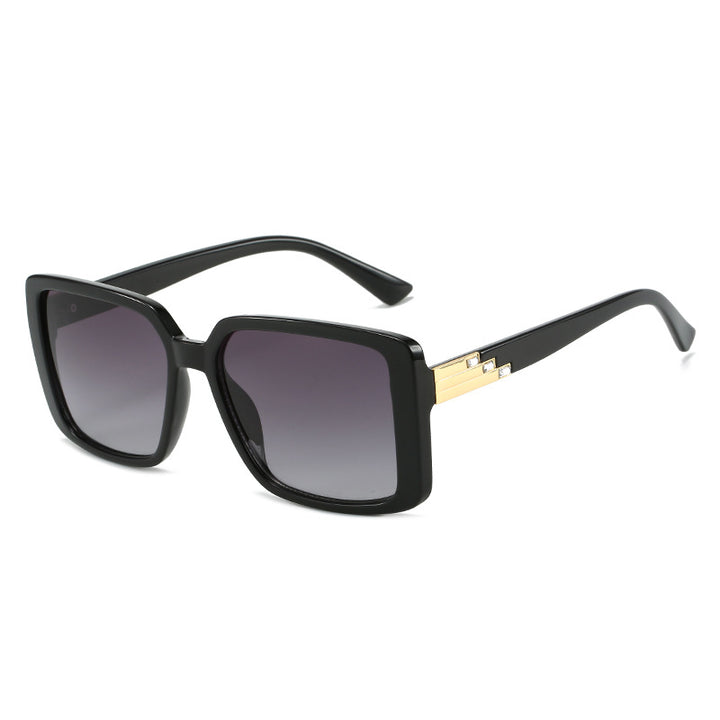 Dame moteriktig firkantet solbrille med trendy detaljer Luvikno