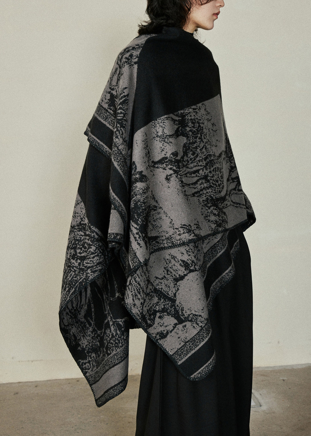 Luvik | Painajajäähyys puuvillasta neulottu huppari mustalla V-aukkolla