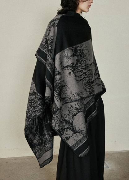 Luvik | Painajajäähyys puuvillasta neulottu huppari mustalla V-aukkolla