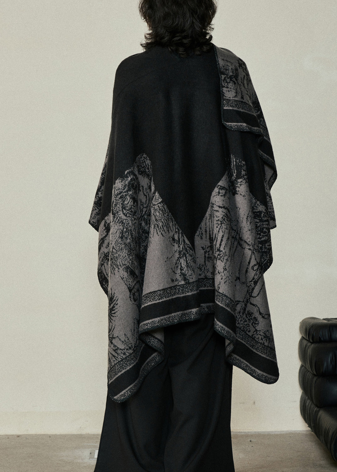 Luvik | Painajajäähyys puuvillasta neulottu huppari mustalla V-aukkolla