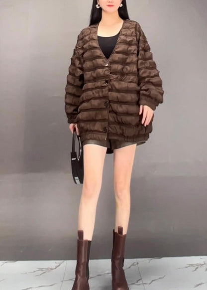 Luvik | Napapaitojen nappikiinnitys mustasta kreppikankaasta V-muotoisella kaula-aukolle