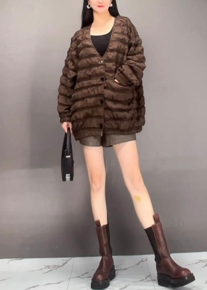 Luvik | Napapaitojen nappikiinnitys mustasta kreppikankaasta V-muotoisella kaula-aukolle