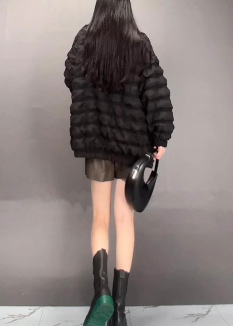 Luvik | Napapaitojen nappikiinnitys mustasta kreppikankaasta V-muotoisella kaula-aukolle