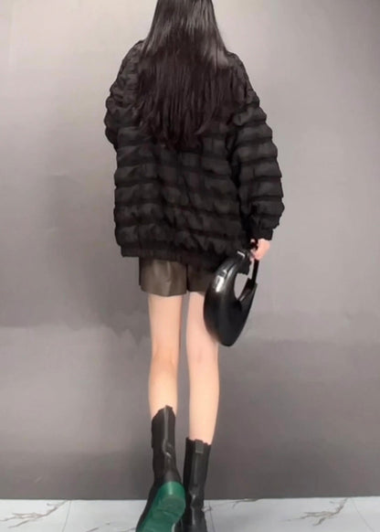 Luvik | Napapaitojen nappikiinnitys mustasta kreppikankaasta V-muotoisella kaula-aukolle