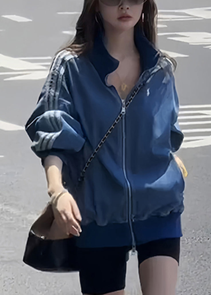 Luvik | V-kokoinen sininen farkkutakki vetoketjulla, raitoja ja taskuja