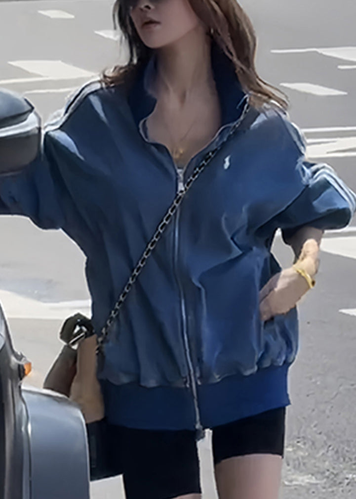 Luvik | V-kokoinen sininen farkkutakki vetoketjulla, raitoja ja taskuja