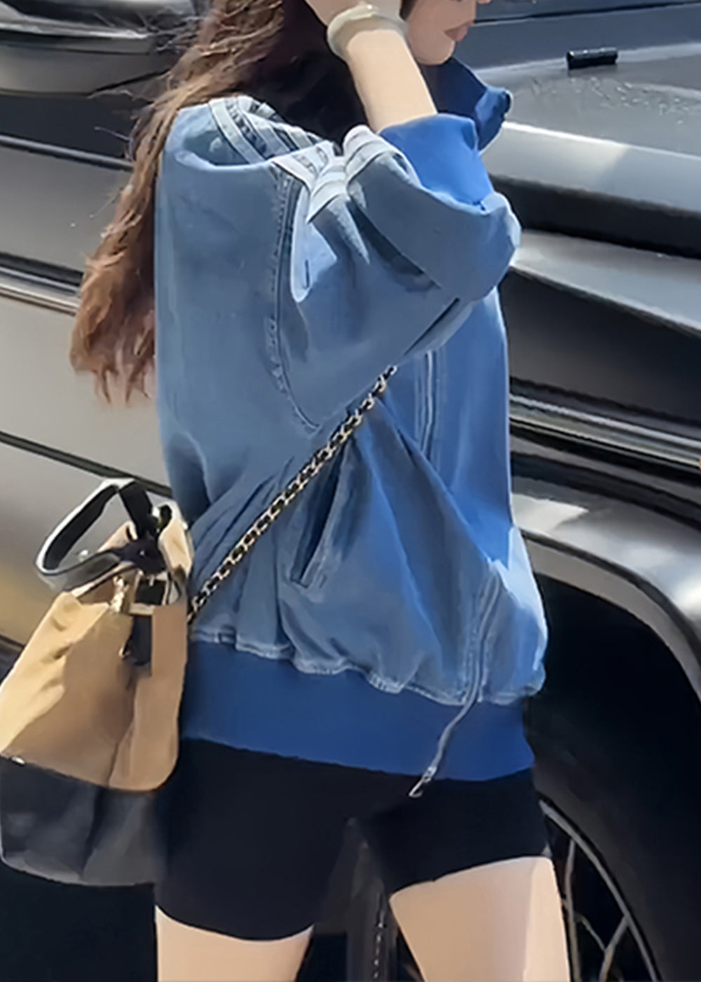 Luvik | V-kokoinen sininen farkkutakki vetoketjulla, raitoja ja taskuja