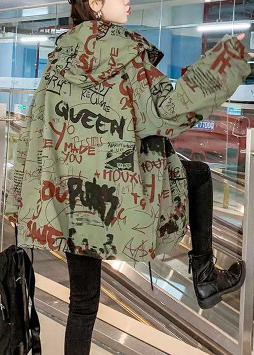 Luvik | V-aukko Haustetakki puuvillasta vihreillä kirjaimilla ja taskuilla