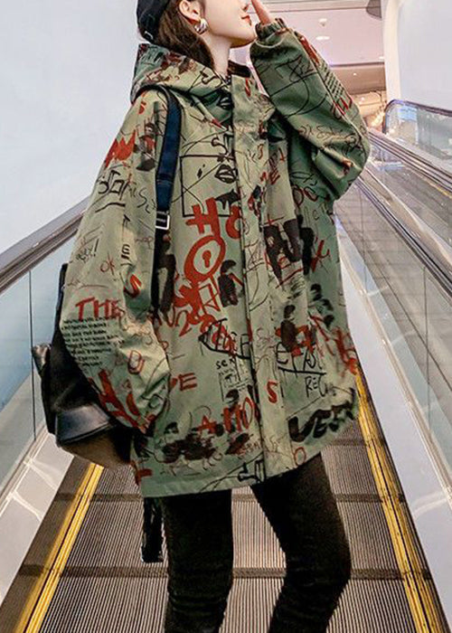 Luvik | V-aukko Haustetakki puuvillasta vihreillä kirjaimilla ja taskuilla