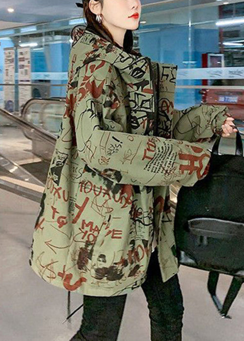 Luvik | V-aukko Haustetakki puuvillasta vihreillä kirjaimilla ja taskuilla