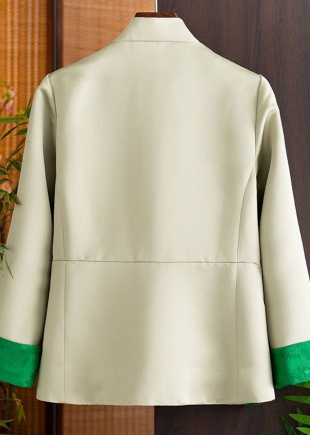 Luvik | Puuvillasta ommellut brodeeratut patchwork-takit valkoisella korkealla kauluksella