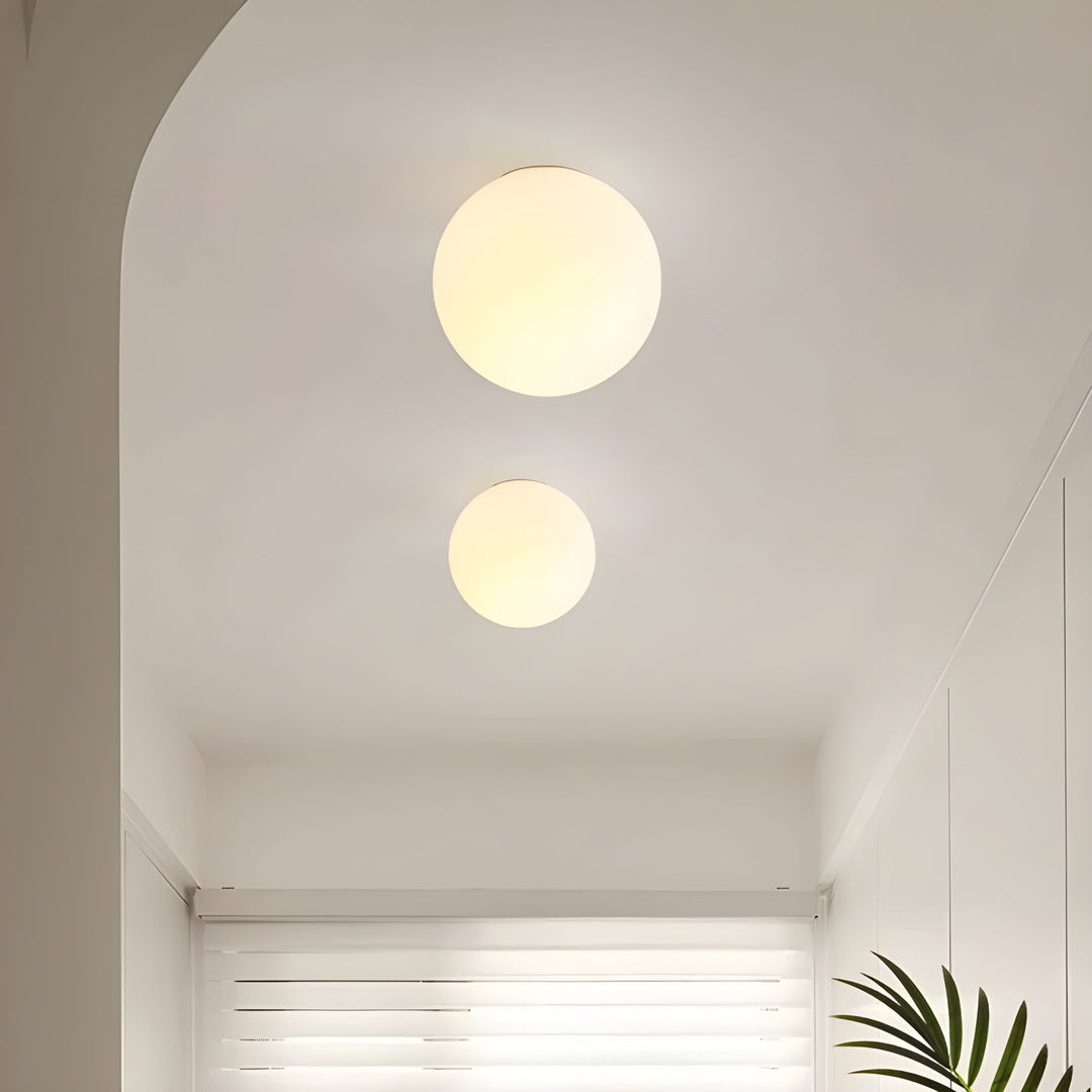 GlasAura Vegglampe med Matt Glasskule og Metallbase | Luvikno