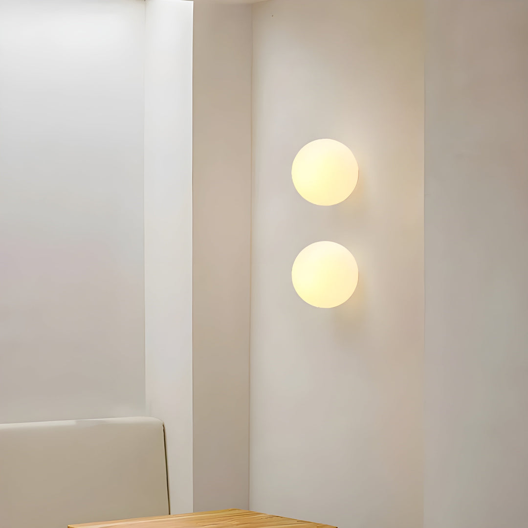 GlasAura Vegglampe med Matt Glasskule og Metallbase | Luvikno