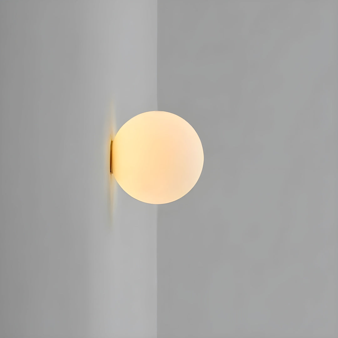 GlasAura Vegglampe med Matt Glasskule og Metallbase | Luvikno