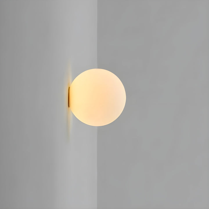 GlasAura Vegglampe med Matt Glasskule og Metallbase | Luvikno
