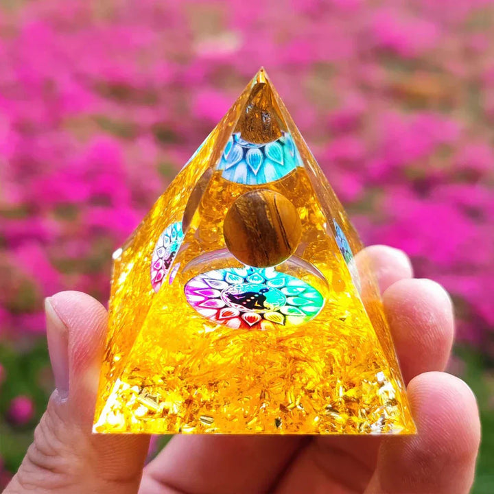 Orgonittpyramide med ametyst pendel – Energi, Beskyttelse og Dekorasjon | Luvikno