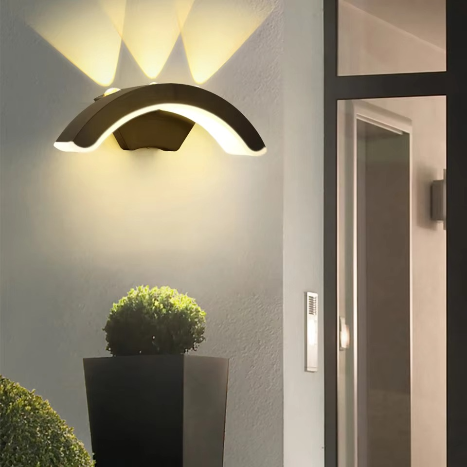 Elegant 10W Vanntett LED Utendørs Vegglampe for Hage og Balkong - Dobbelt Spenning Luvikno
