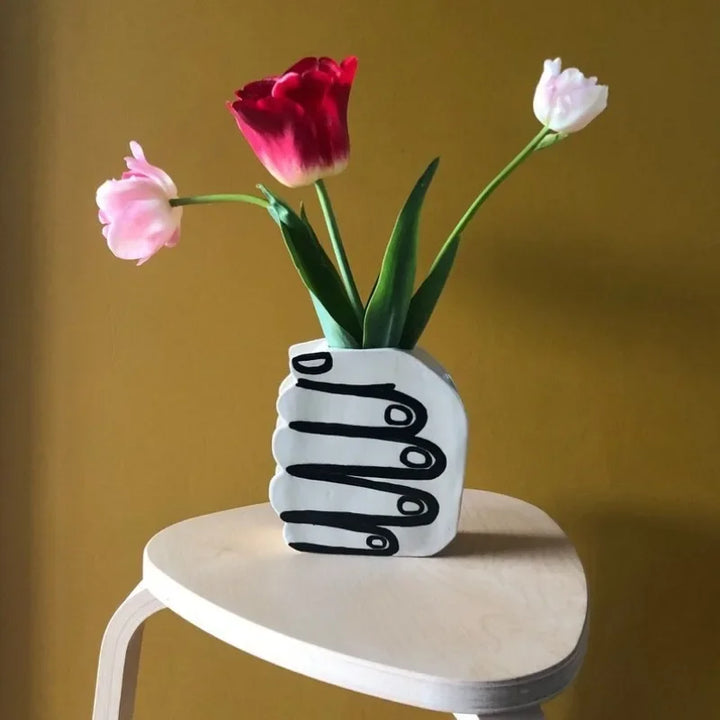 Hånd med blomster vase | Luvikno