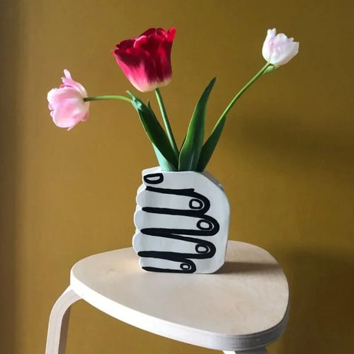 Hånd med blomster vase | Luvikno