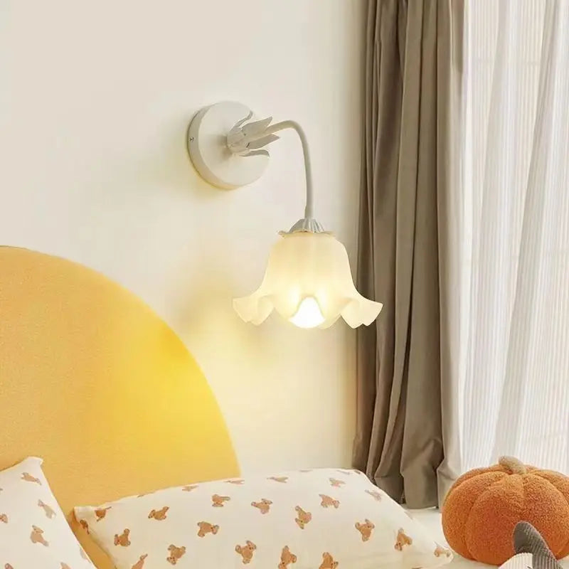 FrenchBloom - Elegant vegglampe med blomsterdesign Luvikno