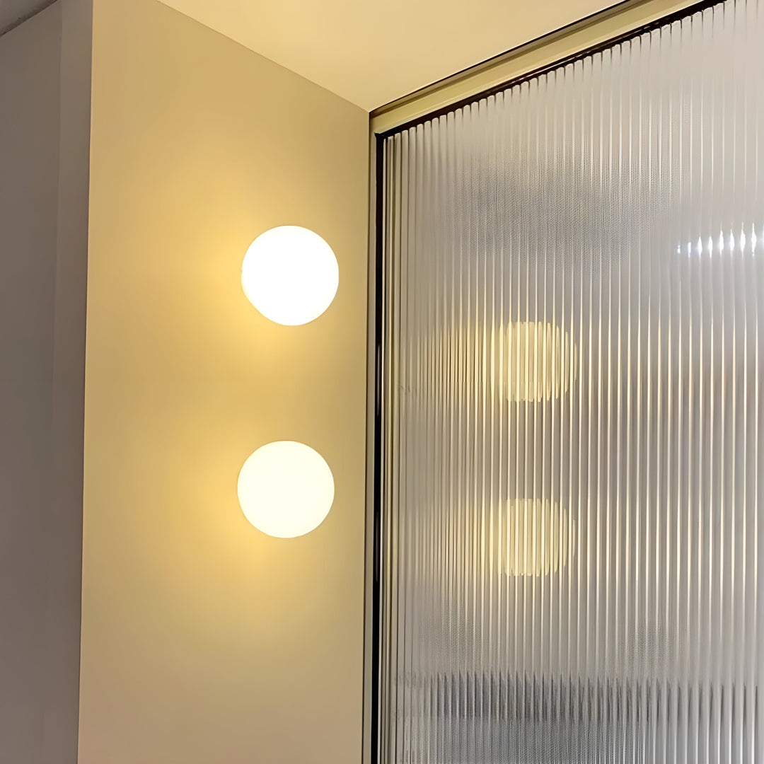 GlasAura Vegglampe med Matt Glasskule og Metallbase | Luvikno