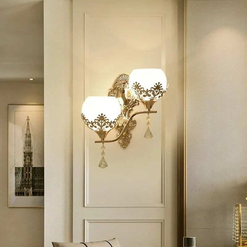 CrystalLuxe – Gylden LED Vegglampe for Stemningsfull Belysning Luvikno