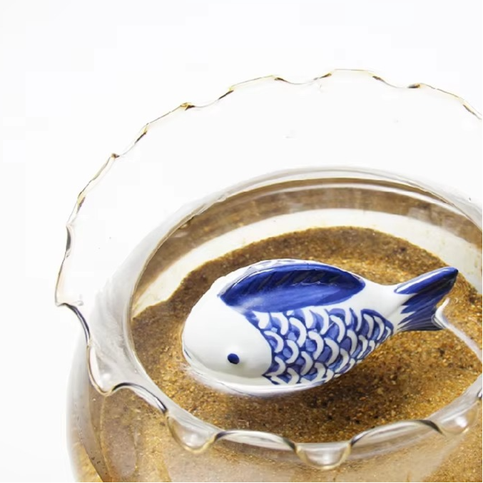 Blå og hvit porselen flytende koi fisk skrivebords ornamente Luvikno