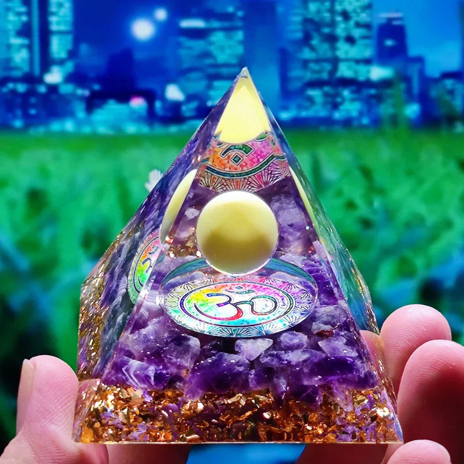 Orgonittpyramide med ametyst pendel – Energi, Beskyttelse og Dekorasjon | Luvikno