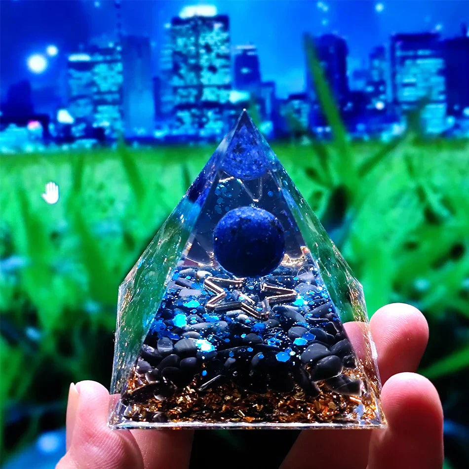 Orgonittpyramide med ametyst pendel – Energi, Beskyttelse og Dekorasjon | Luvikno