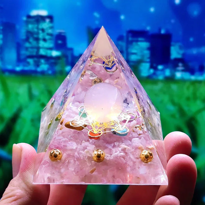 Orgonittpyramide med ametyst pendel – Energi, Beskyttelse og Dekorasjon | Luvikno