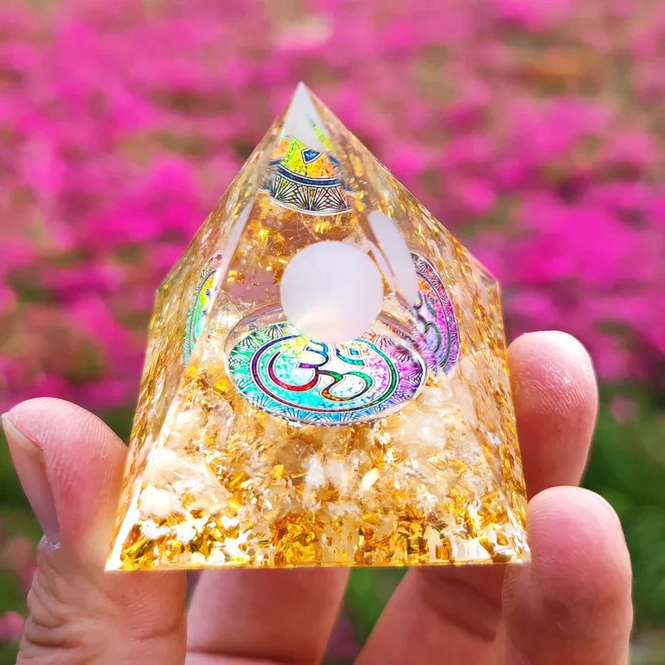 Orgonittpyramide med ametyst pendel – Energi, Beskyttelse og Dekorasjon | Luvikno