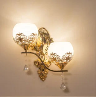 CrystalLuxe – Gylden LED Vegglampe for Stemningsfull Belysning Luvikno