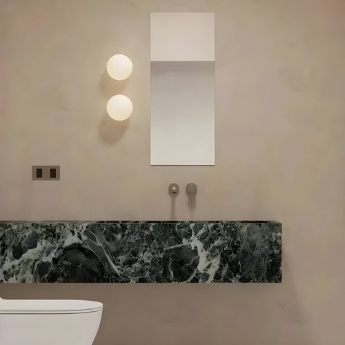 GlasAura Vegglampe med Matt Glasskule og Metallbase | Luvikno