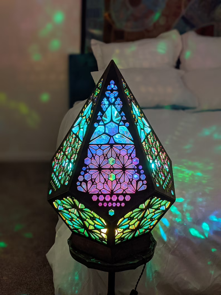 Farget glass stil LED bordlampe - LumiAura | Luvikno