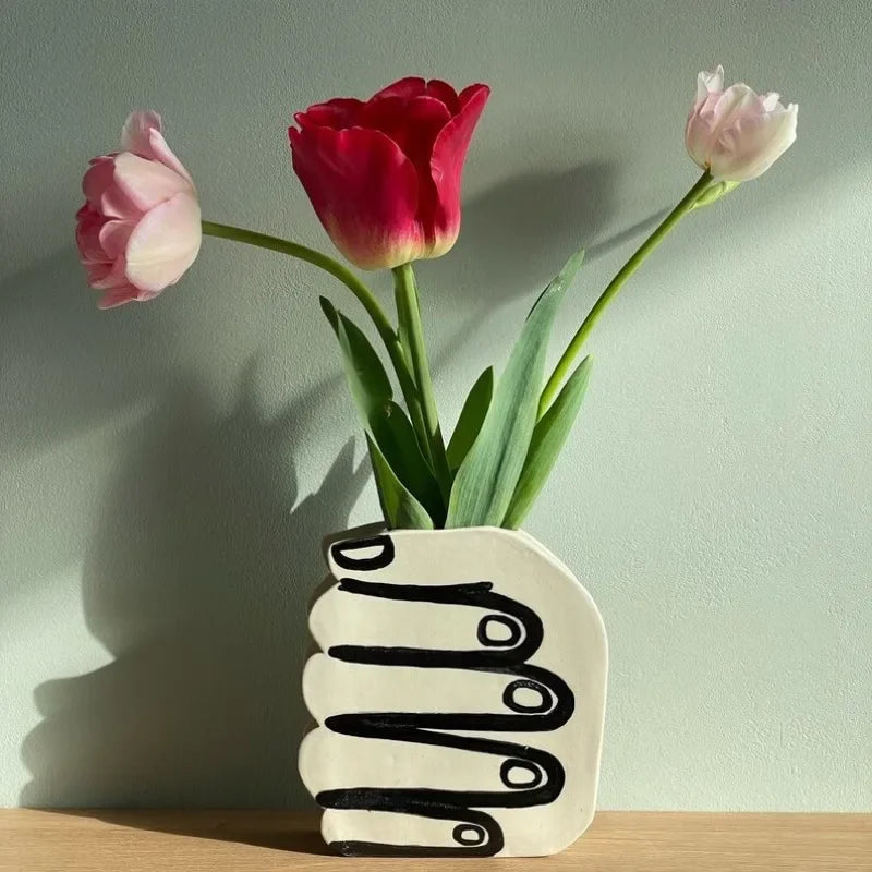 Hånd med blomster vase | Luvikno
