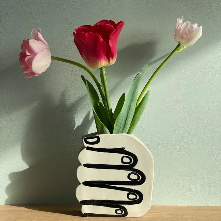 Hånd med blomster vase | Luvikno
