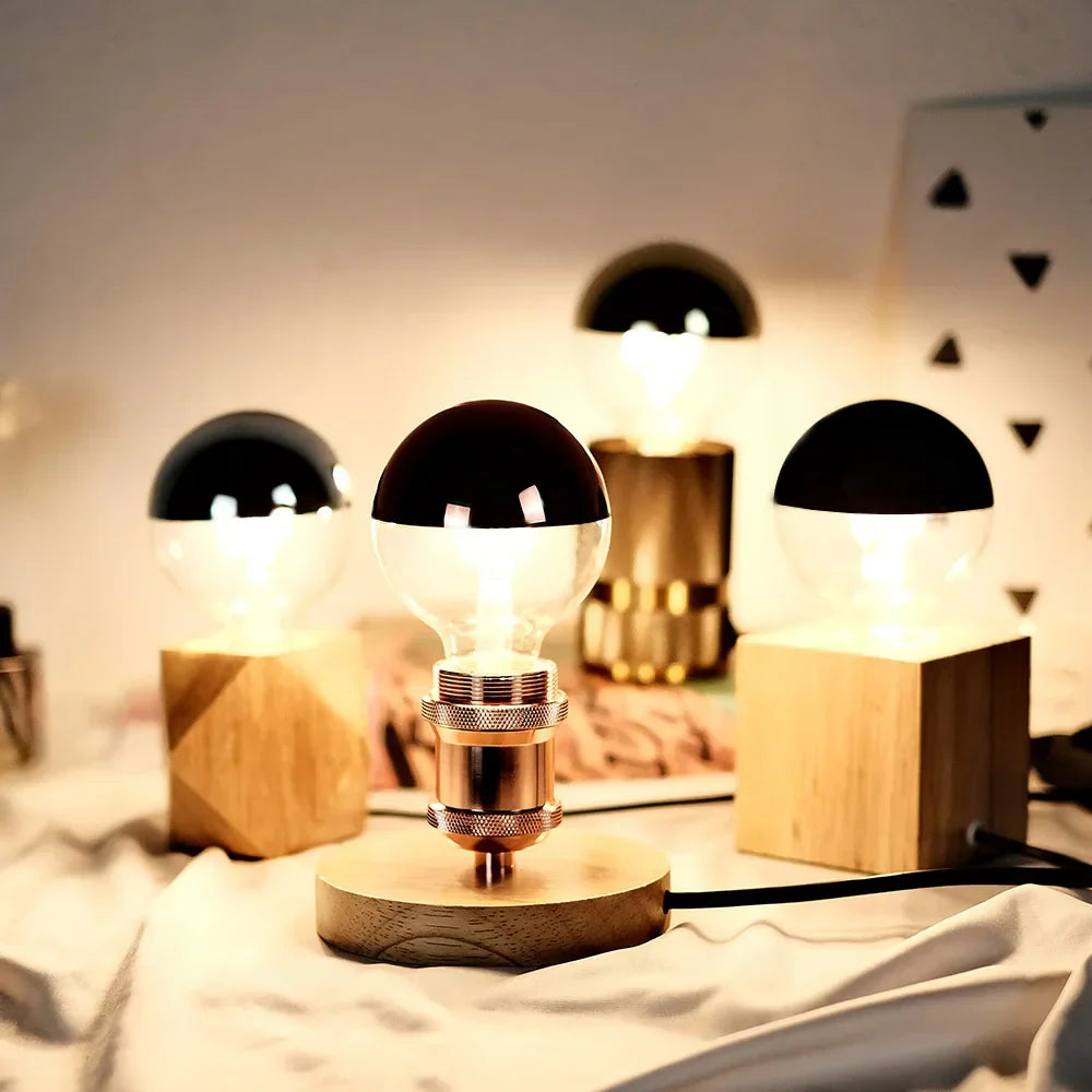Vintage LED Lyspære – Retro Bordlampe med Trebase | Luvikno