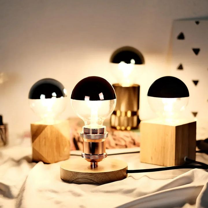 Vintage LED Lyspære – Retro Bordlampe med Trebase | Luvikno