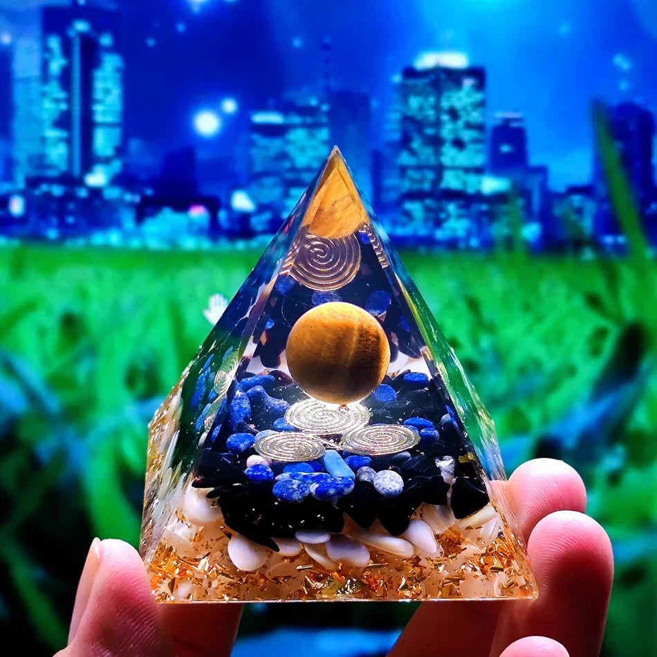 Orgonittpyramide med ametyst pendel – Energi, Beskyttelse og Dekorasjon | Luvikno