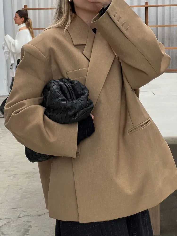 Luvik | Ylisuuri bleiseri erityisellä yksityiskohdalla