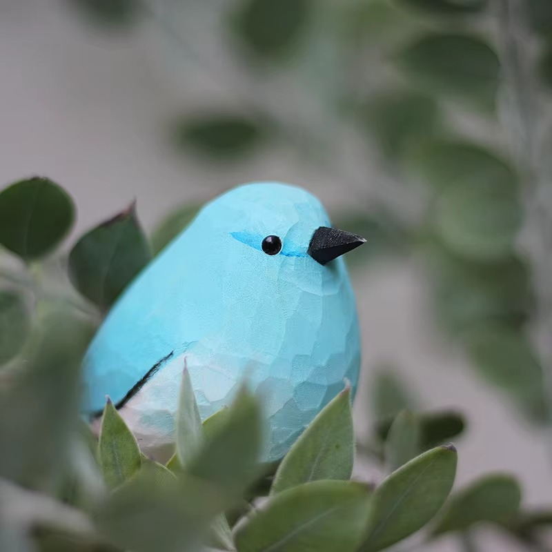 Håndlaget Fjellblå Robin Tre Skulptur Luvikno