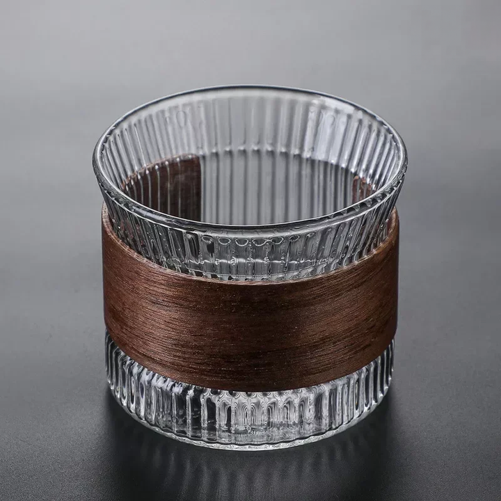 OakFlow Whisky Tumbler – Håndlaget glass med trefinish | Luvikno