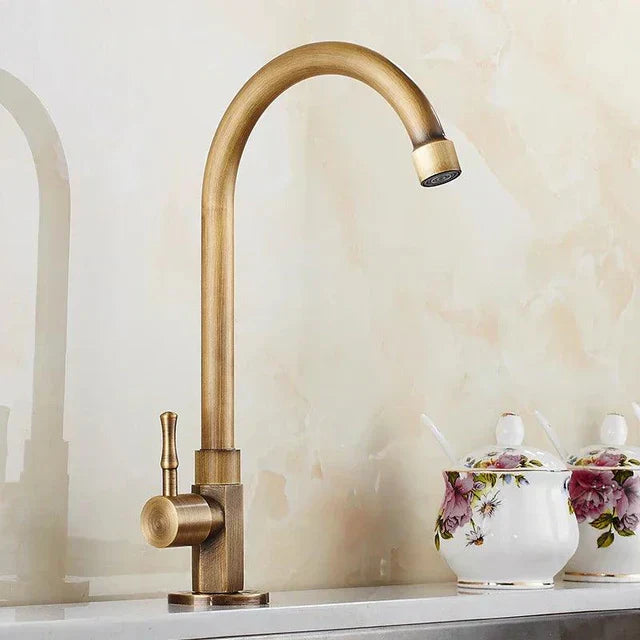 SwanFlow - Antikk kjøkkenkran med elegant svanehalsdesign Luvikno