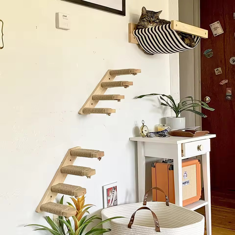 Kattestige for veggmontering laget av tre med sisal Luvikno