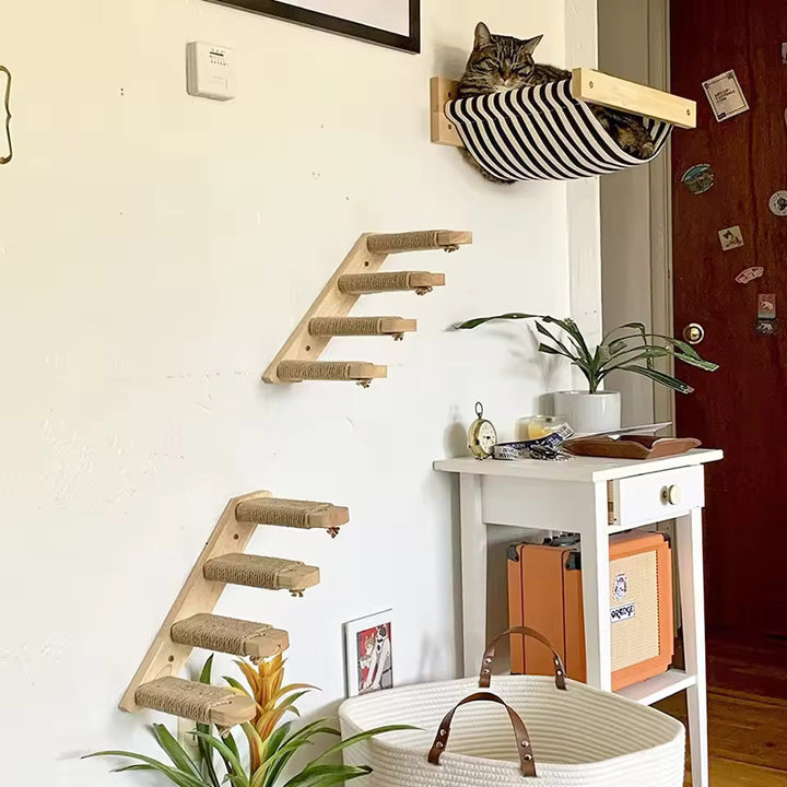 Kattestige for veggmontering laget av tre med sisal Luvikno